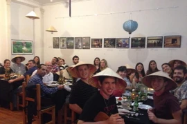 Bạn bè Argentina thưởng thức ẩm thực Việt Nam. (Ảnh: Diệu Hương/Vietnam+)
