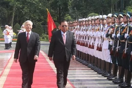 Tổng Bí thư Nguyễn Phú Trọng và Tổng Bí thư, Chủ tịch nước Lào Bounnhang Volachith duyệt đội danh dự Quân đội nhân dân Việt Nam. (Ảnh: Trí Dũng/TTXVN)