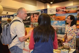 Khách tham quan gian hàng của Việt Nam. (Ảnh: Vũ Hà/Vietnam+)