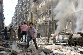 Cảnh đổ nát sau vụ không kích ở thành phố Aleppo. (Nguồn: AFP/TTXVN)