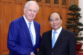 Thủ tướng Nguyễn Xuân Phúc tiếp ông Thomas Vallely, Giám đốc Chương trình Việt Nam tại Đại học Harvard. (Ảnh: Thống Nhất/TTXVN) 