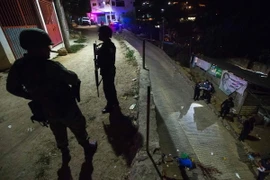 Cảnh sát và binh sỹ Mexico điều tra tại hiện trường một vụ tấn công ở Acapulco, bang Guerrero. (Nguồn: AFP/TTXVN)