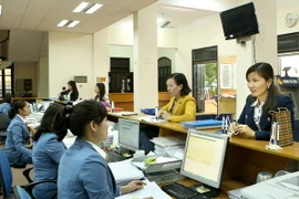 Khách hàng giao dịch tại Kho bạc Nhà nước quận Nam Từ Liêm, Hà Nội. (Ảnh: Hoàng Hùng/TTXVN)