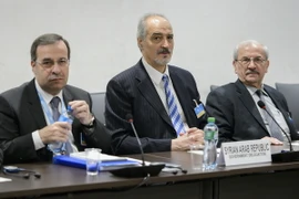 Trưởng đoàn đàm phán của phái đoàn Chính phủ Syria Bashar al-Jaafari (giữa) trong một cuộc họp ở Geneva, Thụy Sĩ ngày 24/3. (Nguồn: AFP/TTXVN)