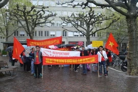 Đoàn biểu tình của Hội hữu nghị Thụy Sĩ-Việt Nam và Cộng đồng người Việt Nam tại Thụy Sĩ tập trung trong khu trung tâm Zurich. (Ảnh: Hoàng Hoa​/Vietnam+)