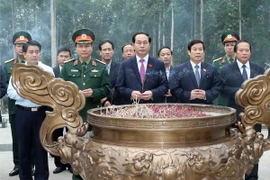 Chủ tịch nước Trần Đại Quang và đoàn công tác dâng hương tưởng niệm Chủ tịch Hồ Chí Minh tại Khu di tích K9-Đá Chông. (Ảnh: Nhan Sáng/TTXVN)