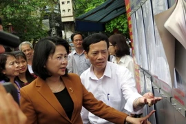 Phó Chủ tịch nước Đặng Thị Ngọc Thịnh kiểm tra việc niêm yết danh sách cử tri tại phường Vị Hoàng, thành phố Nam Định. (Ảnh: Văn Đạt/TTXVN)