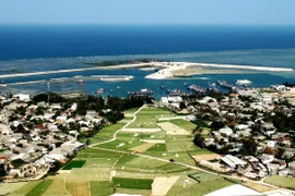 Đảo Lý Sơn nhìn từ đỉnh Thới Lới. (Ảnh: Phước Ngọc/TTXVN)