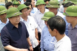 Phó Thủ tướng Trịnh Đình Dũng kiểm tra cơ sở nuôi tôm ở Công ty Grow Best tại phường Kỳ Phương, thị xã Kỳ Anh. (Ảnh: Công Tường/TTXVN)