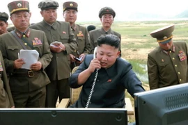 Nhà lãnh đạo Triều Tiên Kim Jong-un chỉ đạo một cuộc phóng thử tên lửa đạn đạo. (Nguồn: Reuters/TTXVN)