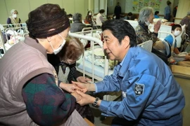 Thủ tướng Nhật Bản Shinzo Abe thăm hỏi người dân sau thảm họa động đất ở Minami-Aso, tỉnh Kumamoto. (Nguồn: AFP/TTXVN)