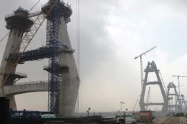 Chậm kế hoạch hơn 2 năm, cầu Nhật Tân vẫn còn ngổn ngang (Ảnh: Việt Hùng/Vietnam+)