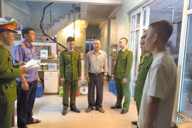Cơ quan Công an đọc lệnh khám xét khẩn cấp nơi ở của Nguyễn Văn Cao. (Nguồn: Công an Bắc Giang)