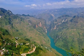 Lên những ngọn núi cao xã Pả Vì (huyện Mèo Vạc) để ngắm toàn cảnh các bản làng nằm bên dòng sông Nho Quế. (Ảnh: Đức Thọ/TTXVN)