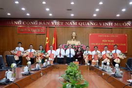 Lãnh đạo tỉnh Bà Rịa-Vũng Tàu chụp ảnh cùng 8 cán bộ được bổ nhiệm. (Ảnh: Đoàn Mạnh Dương/TTXVN)
