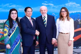 Tổng thống Brazil, Chủ tịch G20 Luiz Inácio Lula da Silva và Phu nhân đón Thủ tướng Phạm Minh Chính và Phu nhân. (Ảnh: Dương Giang/TTXVN)