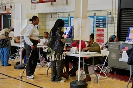 Cử tri đi bầu tại điểm bỏ phiếu ở thành phố New York. (Ảnh: Quang Huy/TTXVN)