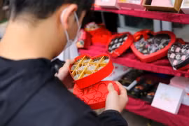 Chocolate là món quà truyền thống không thể thiếu trong ngày Valentine. (Ảnh: Tuấn Đức/TTXVN)