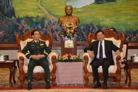 Bộ trưởng Quốc phòng Phan Văn Giang chào xã giao Tổng Bí thư, Chủ tịch nước Lào Thongloun Sisoulith. (Ảnh: Đỗ Bá Thành/TTXVN)