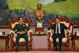 Bộ trưởng Quốc phòng Phan Văn Giang chào xã giao Tổng Bí thư, Chủ tịch nước Lào Thongloun Sisoulith. (Ảnh: Đỗ Bá Thành/TTXVN)