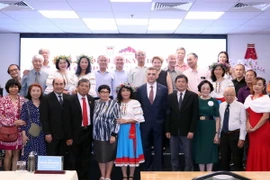 Ông Iurii Nemtsov, Phó Tổng lãnh sự Liên bang Nga tại Thành phố Hồ Chí Minh, chụp ảnh cùng các đại biểu dự họp mặt. (Ảnh: Xuân Khu/TTXVN)