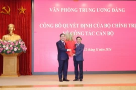Đồng chí Trần Cẩm Tú, Ủy viên Bộ Chính trị, Thường trực Ban Bí thư, Chủ nhiệm Uỷ ban Kiểm tra Trung ương chúc mừng đồng chí Phạm Gia Túc. (Ảnh: Phương Hoa/TTXVN)