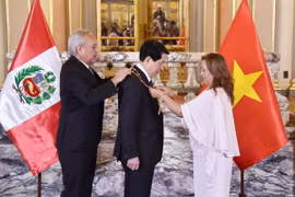Tổng thống Dina Ercilia Boluarte Zegarra trao Huân chương “Mặt trời Peru” cấp Đại Thập tự tặng Chủ tịch nước Lương Cường. (Ảnh: Lâm Khánh/TTXVN)