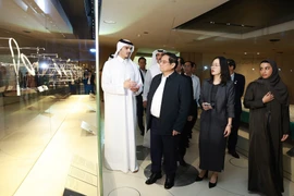 Thủ tướng Phạm Minh Chính tham quan các hiện vật trưng bày tại Bảo tàng Nghệ thuật Hồi giáo ở Thủ đô Doha (Qatar).(Ảnh: Dương Giang/TTXVN)