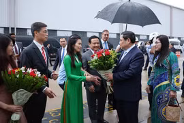Cán bộ, nhân viên Đại sứ quán Việt Nam tại Brazil đón Thủ tướng Phạm Minh Chính và Phu nhân. (Ảnh: Dương Giang/TTXVN)