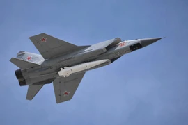 Một chiếc MIG 31K mang theo tên lửa Kh-47M2 Kinzhal. (Nguồn: Wikipedia)