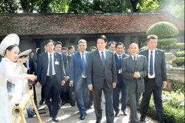 Chủ tịch nước Lương Cường và Quốc vương Campuchia Norodom Sihamoni thăm Văn Miếu-Quốc Tử Giám. (Ảnh: Lâm Khánh/TTXVN)