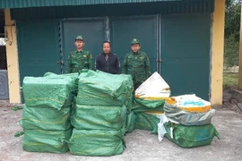 Nguyễn Văn Cường cùng tang vật tại cơ quan chức năng. (Ảnh: TTXVN phát)