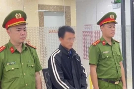 Công an tỉnh Quảng Ngãi thực hiện Lệnh khám xét khẩn cấp và Lệnh bắt tạm giam Nguyễn Tuấn Cường. (Ảnh: TTXVN phát)