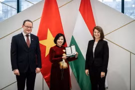 Đại sứ Nguyễn Thị Bích Thảo nhận Huân chương từ bà Illés Boglárka, Quốc vụ khanh Bộ Ngoại giao và Kinh tế Đối ngoại Hungary. (Nguồn: Vietnam+)