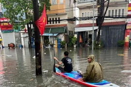 Người dân chèo thuyền tại khu vực Ngã Ba Cống sau cơn mưa lớn. (Ảnh: Dương Chí Tưởng/TTXVN)