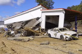 Cảnh đổ nát sau cơn bão tại Swannanoa, Bắc Carolina, Mỹ, ngày 2/10/2024. (Ảnh: Kyodo/TTXVN)