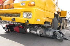 Cần Thơ: Dừng chờ đèn đỏ, 10 xe máy bị xe cẩu cuốn vào gầm