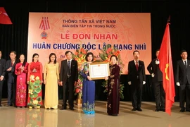 Trao Huân chương Độc lập hạng Nhì cho Ban Tin trong nước TTXVN