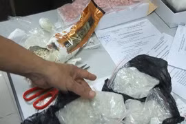 Cao Bằng: Bắt 3 đối tượng vận chuyển gần 1kg ma tuý tổng hợp