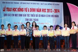 60 học sinh dân tộc Khmer nghèo nhận học bổng Vừ A Dính