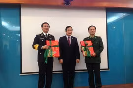 Trao tặng lịch bloc 2015 cho các đơn vị bộ đội biên giới và hải đảo