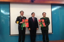 Trao tặng lịch bloc 2015 cho các đơn vị bộ đội biên giới và hải đảo
