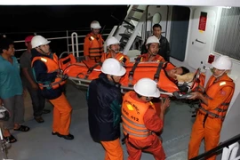 Nỗ lực tìm kiếm ba thuyền viên mất tích gần cửa biển Sóc Trăng