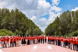 Những trái tim của từng cán bộ, nhân viên Báo Điện tử VietnamPlus dâng lên niềm tự hào khi được đặt chân đến vùng cực Nam Tổ quốc. (Ảnh: Minh Sơn/Vietnam+)