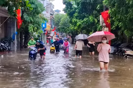 Hà Nội: Nhiều tuyến phố ngập sâu sau cơn mưa lớn kéo dài sáng 28/9