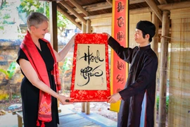 Xin chữ cho đầu năm, Đại sứ Na Uy trải nghiệm phong tục Tết Nguyên đán