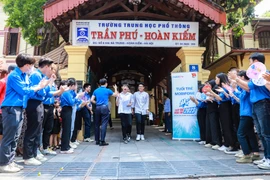 Những 'người bạn' đồng hành cùng sỹ tử Thủ đô trong kỳ thi vào 10