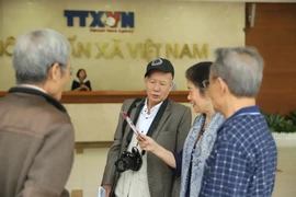 Hình ảnh xúc động tại cuộc gặp mặt những nhà báo GP10 xông pha lửa đạn