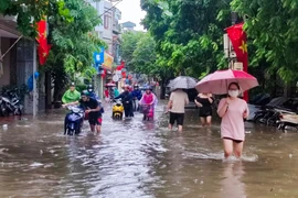 Hà Nội: Nhiều tuyến phố ngập sâu sau cơn mưa lớn kéo dài sáng 28/9