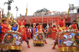 Người dân nô nức tham gia lễ hội hàng trăm năm tuổi giữa lòng Thủ đô 